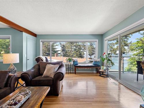 4747 Carloss Pl, Saanich, BC - Indoor Photo Showing Living Room