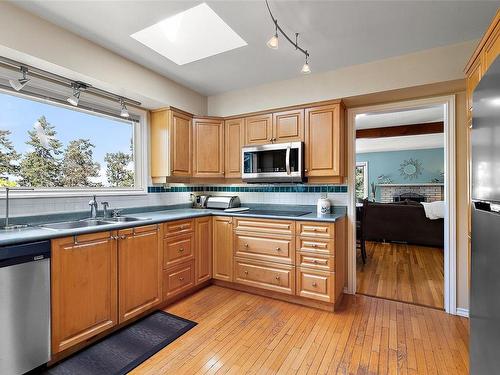 4747 Carloss Pl, Saanich, BC - Indoor Photo Showing Kitchen With Double Sink