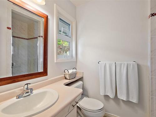 4747 Carloss Pl, Saanich, BC - Indoor Photo Showing Bathroom