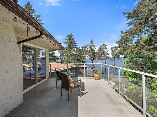 4747 Carloss Pl, Saanich, BC - Outdoor