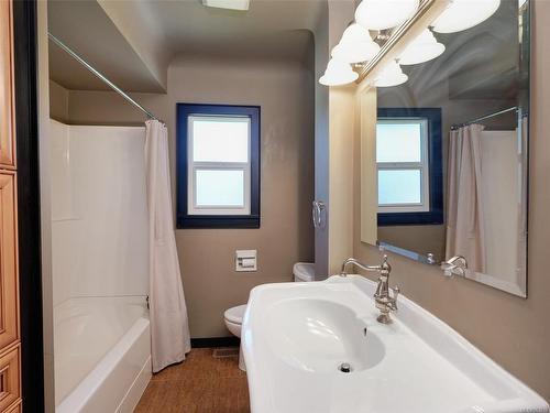 2911 Ilene Terr, Saanich, BC - Indoor Photo Showing Bathroom
