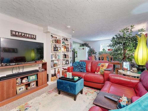 2911 Ilene Terr, Saanich, BC - Indoor Photo Showing Living Room