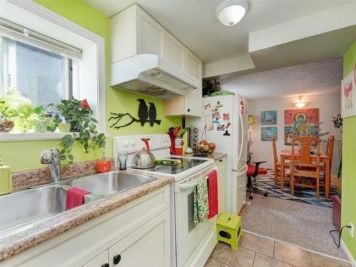 2911 Ilene Terr, Saanich, BC - Indoor Photo Showing Kitchen With Double Sink