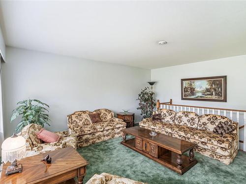 671 Meadow Dr, French Creek, BC - Indoor Photo Showing Living Room