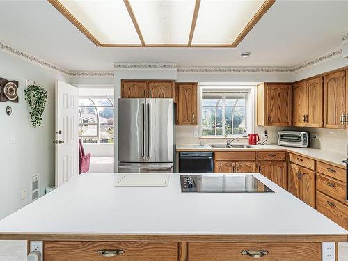671 Meadow Dr, French Creek, BC - Indoor Photo Showing Kitchen With Double Sink