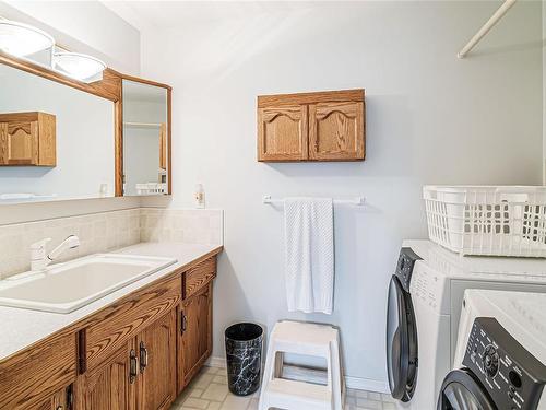 671 Meadow Dr, French Creek, BC - Indoor Photo Showing Laundry Room