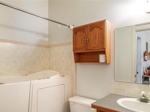 671 Meadow Dr, French Creek, BC - Indoor Photo Showing Bathroom