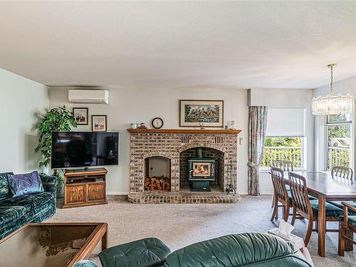 671 Meadow Dr, French Creek, BC - Indoor Photo Showing Living Room With Fireplace