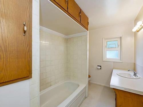 4430 Pollock Rd, Duncan, BC - Indoor Photo Showing Bathroom
