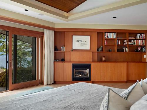 8440 Lawrence Rd, Central Saanich, BC - Indoor With Fireplace