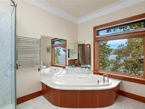 8440 Lawrence Rd, Central Saanich, BC - Indoor Photo Showing Bathroom