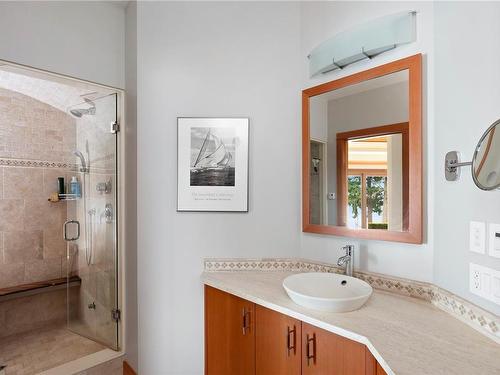 8440 Lawrence Rd, Central Saanich, BC - Indoor Photo Showing Bathroom
