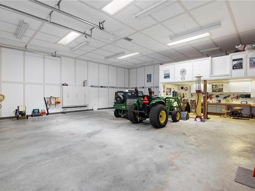8440 Lawrence Rd, Central Saanich, BC - Indoor Photo Showing Garage