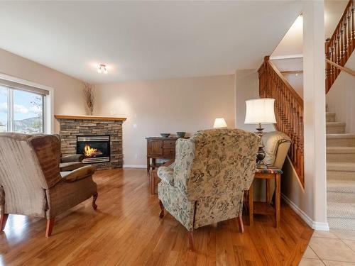 118-705 Balsam Avenue, Penticton, BC - Indoor Photo Showing Living Room With Fireplace