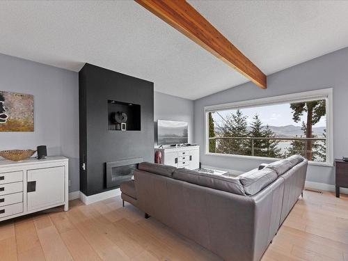 1449 Scott Crescent, West Kelowna, BC - Indoor Photo Showing Living Room