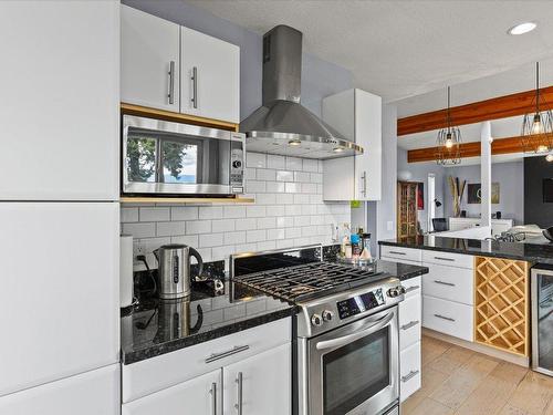 1449 Scott Crescent, West Kelowna, BC - Indoor Photo Showing Kitchen With Upgraded Kitchen