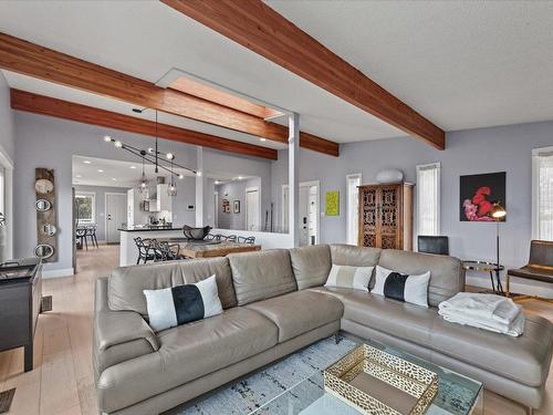 1449 Scott Crescent, West Kelowna, BC - Indoor Photo Showing Living Room