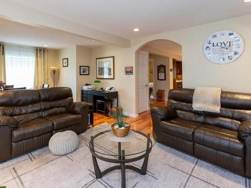 2650 1 Avenue, Salmon Arm, BC - Indoor Photo Showing Living Room