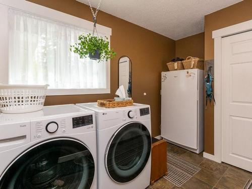2650 1 Avenue, Salmon Arm, BC - Indoor Photo Showing Laundry Room