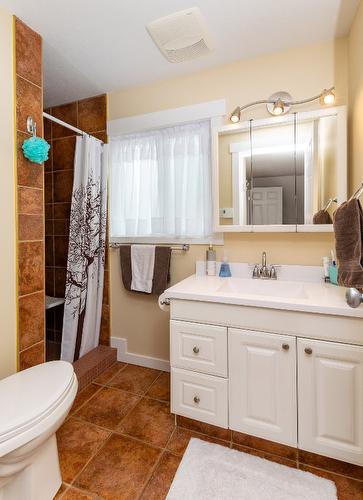 2650 1 Avenue, Salmon Arm, BC - Indoor Photo Showing Bathroom
