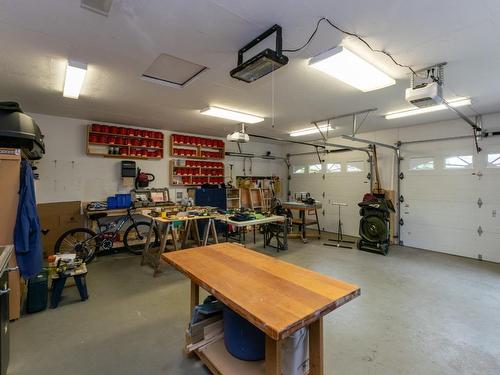2650 1 Avenue, Salmon Arm, BC - Indoor Photo Showing Garage