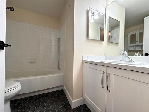 305-4900 Okanagan Avenue, Vernon, BC - Indoor Photo Showing Bathroom