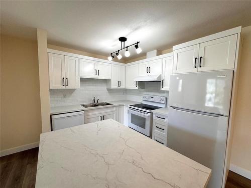 305-4900 Okanagan Avenue, Vernon, BC - Indoor Photo Showing Kitchen With Double Sink