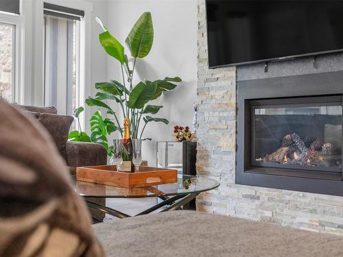 1215 Hume Avenue, Kelowna, BC - Indoor Photo Showing Living Room With Fireplace