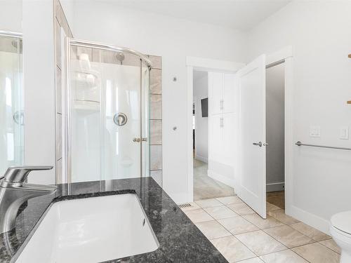 1215 Hume Avenue, Kelowna, BC - Indoor Photo Showing Bathroom