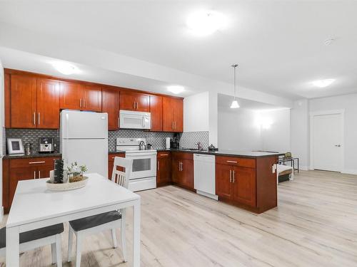 1215 Hume Avenue, Kelowna, BC - Indoor Photo Showing Kitchen