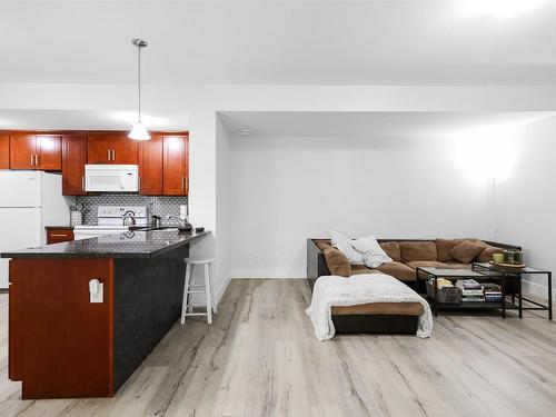 1215 Hume Avenue, Kelowna, BC - Indoor Photo Showing Kitchen