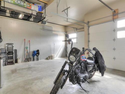 1215 Hume Avenue, Kelowna, BC - Indoor Photo Showing Garage