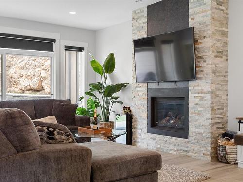 1215 Hume Avenue, Kelowna, BC - Indoor Photo Showing Living Room With Fireplace