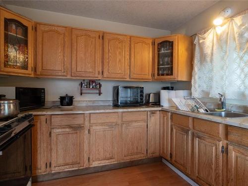 4546 Lansdowne Road, Armstrong, BC - Indoor Photo Showing Kitchen With Double Sink