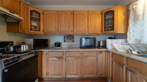 4546 Lansdowne Road, Armstrong, BC - Indoor Photo Showing Kitchen