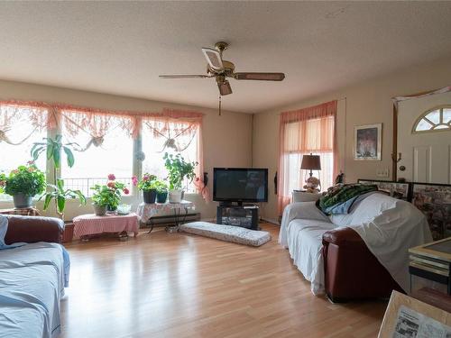 4546 Lansdowne Road, Armstrong, BC - Indoor Photo Showing Living Room