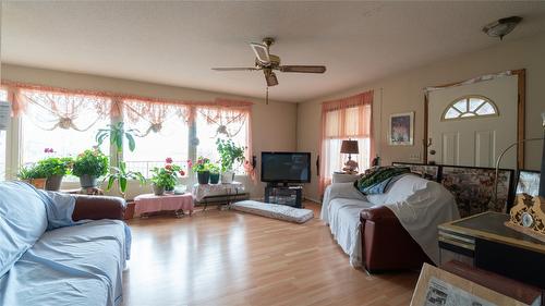 4546 Lansdowne Road, Armstrong, BC - Indoor Photo Showing Living Room