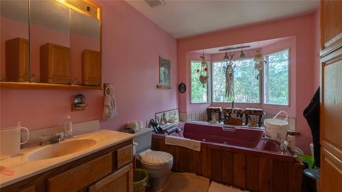 4546 Lansdowne Road, Armstrong, BC - Indoor Photo Showing Bathroom