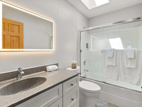 2544 Wild Horse Drive, West Kelowna, BC - Indoor Photo Showing Bathroom