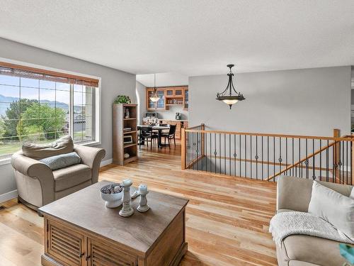 2544 Wild Horse Drive, West Kelowna, BC - Indoor Photo Showing Living Room