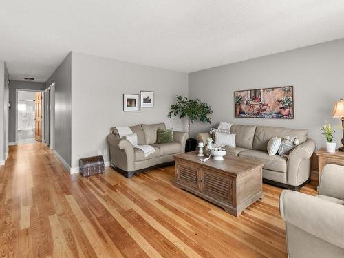 2544 Wild Horse Drive, West Kelowna, BC - Indoor Photo Showing Living Room