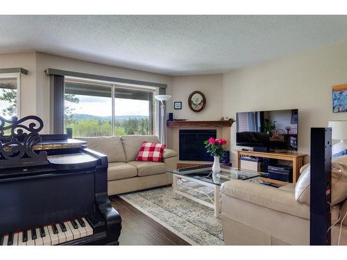 2226 Golf Course Drive, West Kelowna, BC - Indoor Photo Showing Living Room With Fireplace