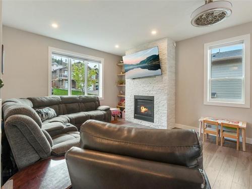 8764 Palmer Place, Summerland, BC - Indoor Photo Showing Living Room With Fireplace