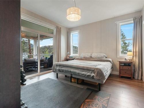 8764 Palmer Place, Summerland, BC - Indoor Photo Showing Bedroom