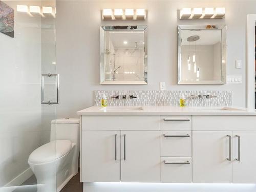 8764 Palmer Place, Summerland, BC - Indoor Photo Showing Bathroom