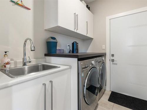 8764 Palmer Place, Summerland, BC - Indoor Photo Showing Laundry Room