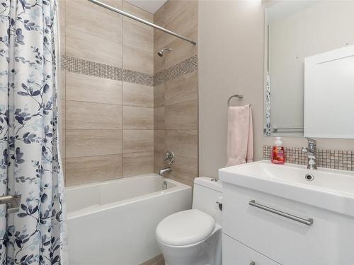 8764 Palmer Place, Summerland, BC - Indoor Photo Showing Bathroom