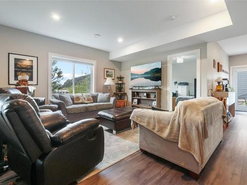 8764 Palmer Place, Summerland, BC - Indoor Photo Showing Living Room With Fireplace
