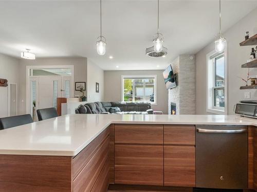 8764 Palmer Place, Summerland, BC - Indoor Photo Showing Kitchen