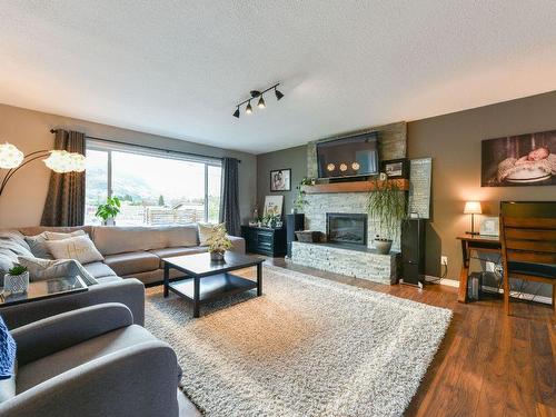 115 Birch Avenue, Kaleden, BC - Indoor Photo Showing Living Room With Fireplace